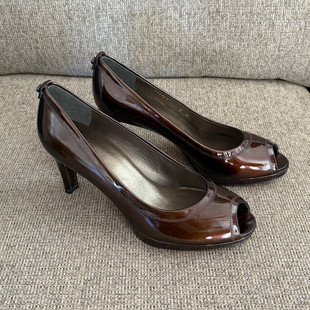 Stuart Weitzman Women’s Logo Plainfield Pump Shoes - Picture 7 of 9